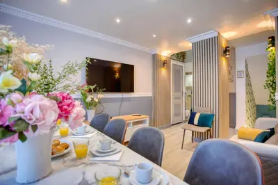 Télévision ou salle de divertissement dans l'établissement Elegant Triplex in Paris - Ideal for 10 - Aircon