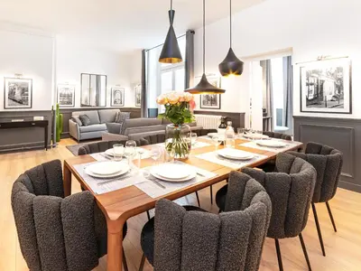 Coin salon dans l'établissement LivinParis - Luxury AC 3 Bedrooms Le Louvre I