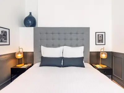 Un ou plusieurs lits dans un hébergement de l'établissement LivinParis - Luxury AC 3 Bedrooms Le Louvre I