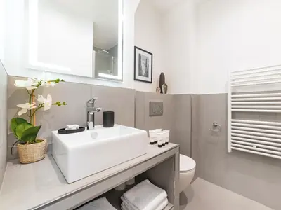 Salle de bains dans l'établissement LivinParis - Luxury AC 3 Bedrooms Le Louvre I