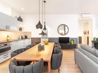 Cuisine ou kitchenette dans l'établissement LivinParis - Luxury AC 3 Bedrooms Le Louvre I