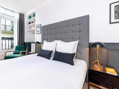 Un ou plusieurs lits dans un hébergement de l'établissement LivinParis - Luxury AC 3 Bedrooms Le Louvre I