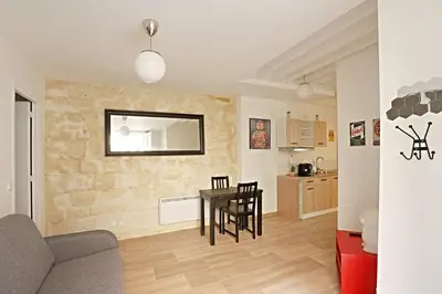 Cuisine ou kitchenette dans l'établissement Appart Faubourg St Denis 4 personnes