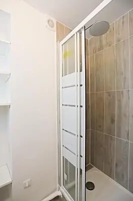 Salle de bains dans l'établissement Appart Faubourg St Denis 4 personnes