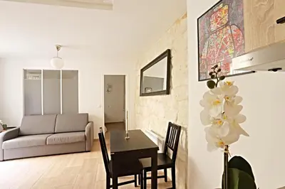 Cuisine ou kitchenette dans l'établissement Appart Faubourg St Denis 4 personnes