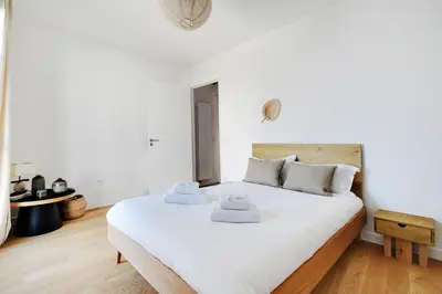 Un ou plusieurs lits dans un hébergement de l'établissement Pick A Flat's Apartments with Terrace in Clichy - Boulevard Jean-Jaures