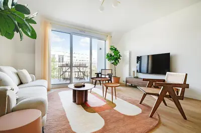 Télévision ou salle de divertissement dans l'établissement Pick A Flat's Apartments with Terrace in Clichy - Boulevard Jean-Jaures