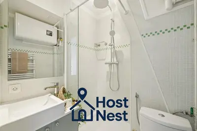 Salle de bains dans l'établissement Charming Eiffel Tower view Nest in Paris 8th
