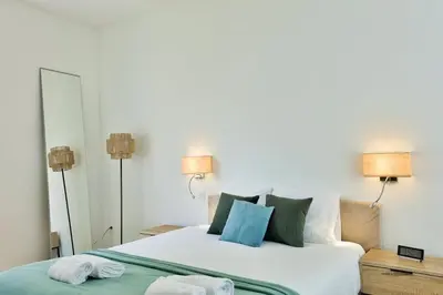 Un ou plusieurs lits dans un hébergement de l'établissement Splendid Apartment in the Heart of the Chic 16th