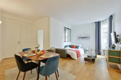 Coin salon dans l'établissement Splendid Apartment in the Heart of the Chic 16th