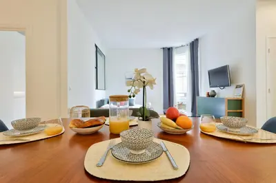 Télévision ou salle de divertissement dans l'établissement Splendid Apartment in the Heart of the Chic 16th