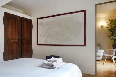 Un ou plusieurs lits dans un hébergement de l'établissement Bel appartement en plein Montmartre idéal pour 2 à 4 personnes