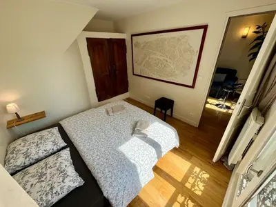 Un ou plusieurs lits dans un hébergement de l'établissement Bel appartement en plein Montmartre idéal pour 2 à 4 personnes