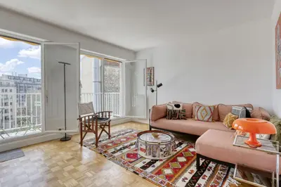 Coin salon dans l'établissement Light & Warm Flat with Balcony - Heart of Paris 15