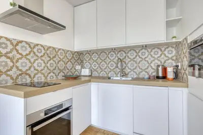 Cuisine ou kitchenette dans l'établissement Light & Warm Flat with Balcony - Heart of Paris 15