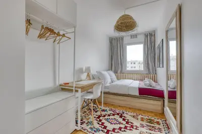 Un ou plusieurs lits dans un hébergement de l'établissement Light & Warm Flat with Balcony - Heart of Paris 15