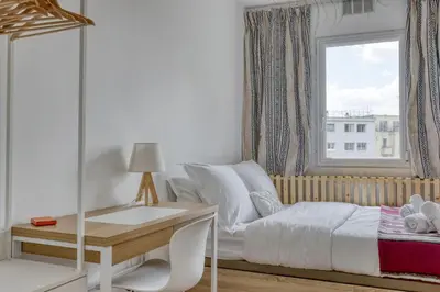 Un ou plusieurs lits dans un hébergement de l'établissement Light & Warm Flat with Balcony - Heart of Paris 15