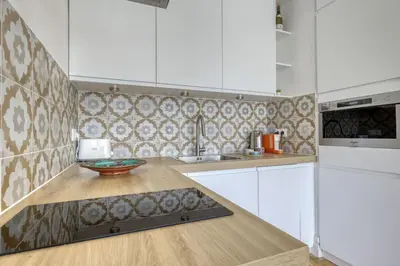 Cuisine ou kitchenette dans l'établissement Light & Warm Flat with Balcony - Heart of Paris 15