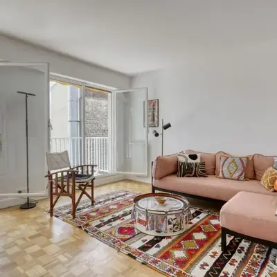 Light & Warm Flat with Balcony - Heart of Paris 15