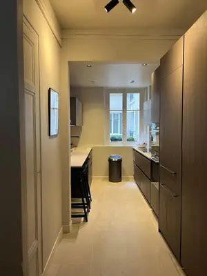 Cuisine ou kitchenette dans l'établissement Appart PARIS 16 Auteuil-Passy Standing neuf 2ch 2sdb 2wc