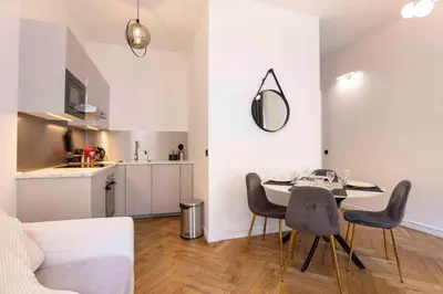 Cuisine ou kitchenette dans l'établissement DUPLEX AU COEUR DU 16 Eme