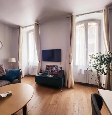 Télévision ou salle de divertissement dans l'établissement Homeloveparis