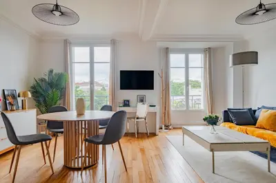 Télévision ou salle de divertissement dans l'établissement Modern Design 1 BR near Parc des Princes