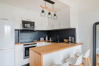 Cuisine ou kitchenette dans l'établissement Modern Design 1 BR near Parc des Princes