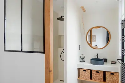 Salle de bains dans l'établissement Modern Design 1 BR near Parc des Princes