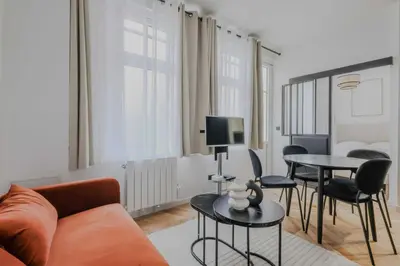 Télévision ou salle de divertissement dans l'établissement Elegant apartment - 1BD-2P - Panthéon