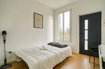 Un ou plusieurs lits dans un hébergement de l'établissement Maison au calme pour 4 pers avec parking a 5 min du métro L7