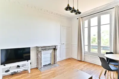 Télévision ou salle de divertissement dans l'établissement Magnifique et spacieux appartement proche Paris
