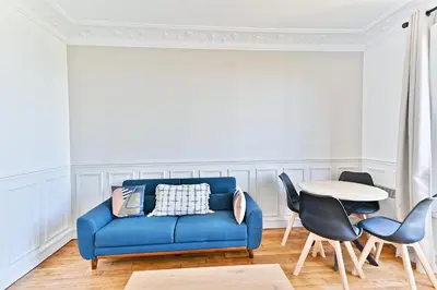 Coin salon dans l'établissement Appartement lumineux Banlieue Parisienne - Puteaux