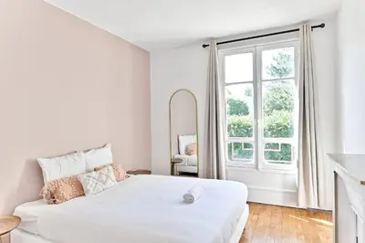 Un ou plusieurs lits dans un hébergement de l'établissement Appartement lumineux Banlieue Parisienne - Puteaux