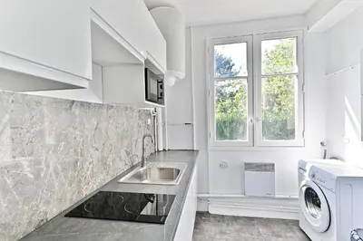 Cuisine ou kitchenette dans l'établissement Appartement lumineux Banlieue Parisienne - Puteaux