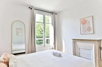 Un ou plusieurs lits dans un hébergement de l'établissement Appartement lumineux Banlieue Parisienne - Puteaux