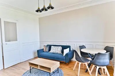 Coin salon dans l'établissement Appartement lumineux Banlieue Parisienne - Puteaux
