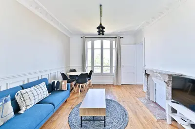 Coin salon dans l'établissement Appartement lumineux Banlieue Parisienne - Puteaux
