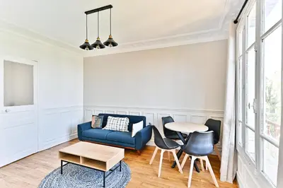 Coin salon dans l'établissement Appartement lumineux Banlieue Parisienne - Puteaux