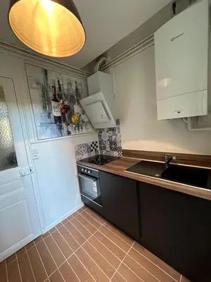 Cuisine ou kitchenette dans l'établissement Appartement calme près de La Villette