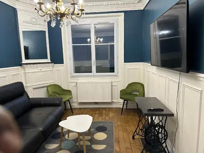 Télévision ou salle de divertissement dans l'établissement Appartement calme près de La Villette