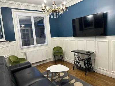 Télévision ou salle de divertissement dans l'établissement Appartement calme près de La Villette