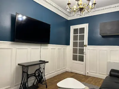 Télévision ou salle de divertissement dans l'établissement Appartement calme près de La Villette