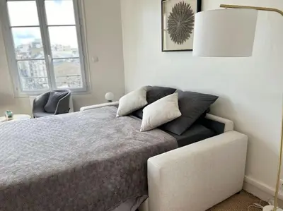 Un ou plusieurs lits dans un hébergement de l'établissement Elegant Eiffel tower view flat