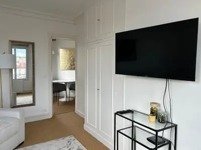 Télévision ou salle de divertissement dans l'établissement Elegant Eiffel tower view flat