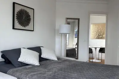 Un ou plusieurs lits dans un hébergement de l'établissement Elegant Eiffel tower view flat