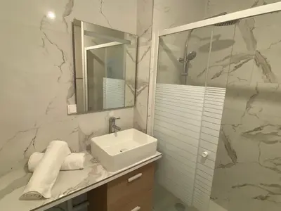 Salle de bains dans l'établissement Appartement bassin de la villette