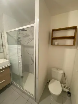 Salle de bains dans l'établissement Appartement bassin de la villette