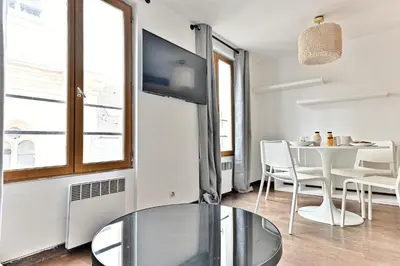 Télévision ou salle de divertissement dans l'établissement Appartement paisible et central Rivoli - II