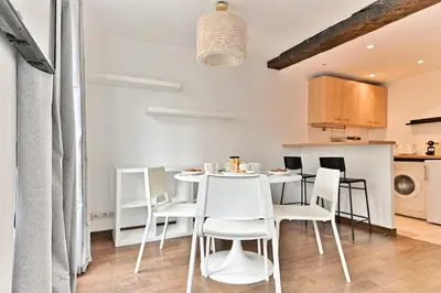 Cuisine ou kitchenette dans l'établissement Appartement paisible et central Rivoli - II